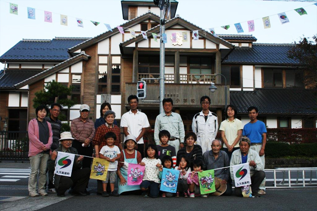 連続旗-古い小学校を背景に