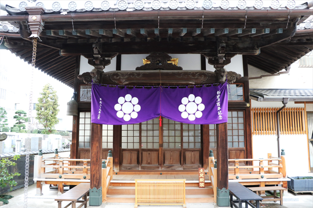 浄栄寺正面と神社幕