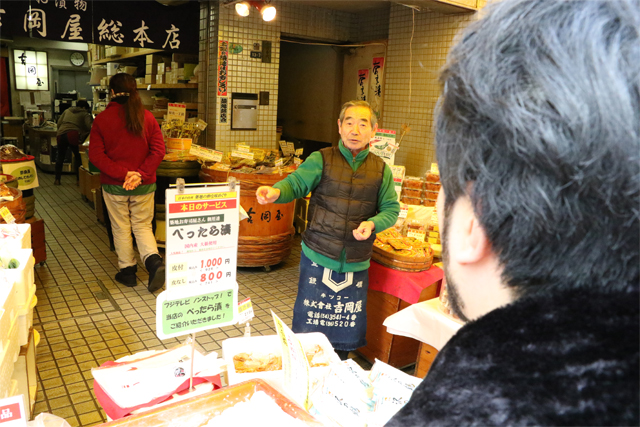 説明してくれる店長さん