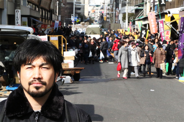 築地市場に到着する内田