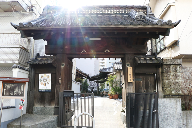 浄栄寺入り口‐逆光がカッコイイ