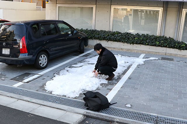 雪で遊ぶ内田