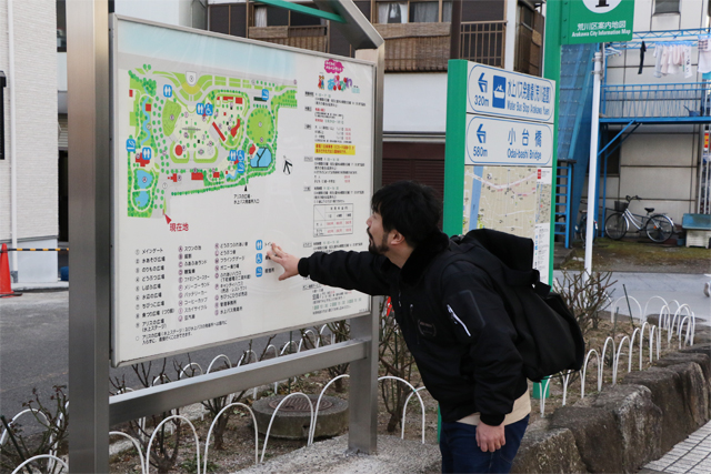 園内の案内看板を見る内田