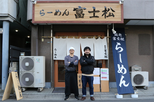 お店の前で記念写真