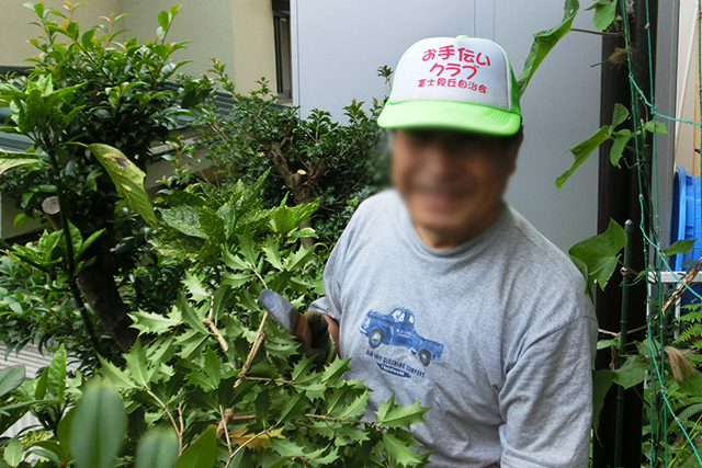 帽子を着用して作業