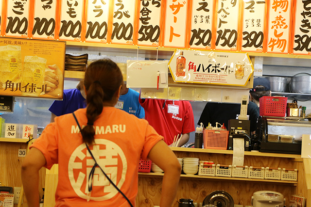 店内-お揃いのＴシャツ来ていらっしゃいませ！