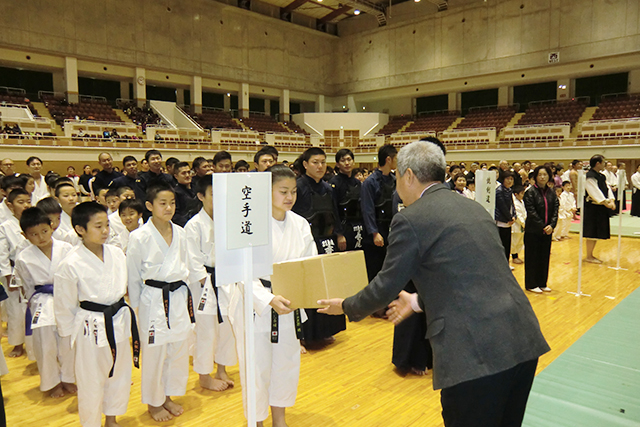 第11回武道まつり：手ぬぐい授与